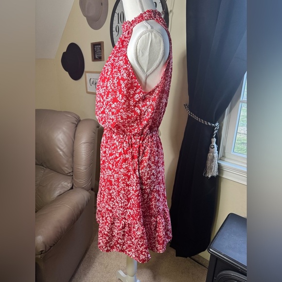 NWOT Floral Red and White Mini Dress cut out shoulders size medium - Picture 5 of 9